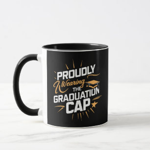 Portant fièrement la casquette de graduation, mug