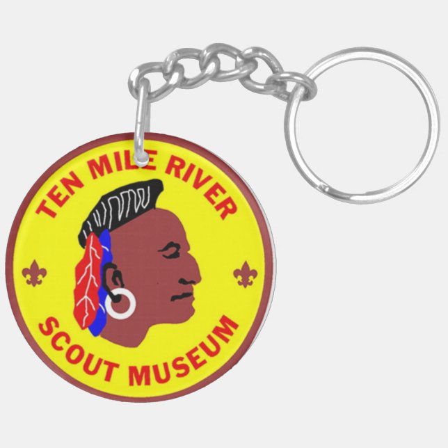 Porte - clé acrylique du logo du musée Scout de Te (Dos gauche)