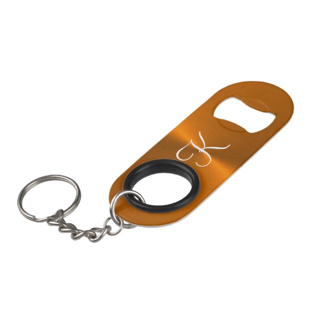 Porte-clé Décapsuleur Bronze brillant faux monogramme métallique (Devant Angle)