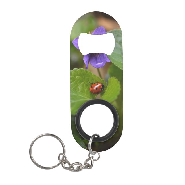 Porte-clé Décapsuleur Ladybug sur les fleurs de violet doux (Devant)