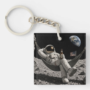 Porte-clés Astronaute se détendant avec de la bière sur la Lu