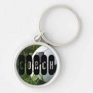 Porte-clés Ballon de football noir et blanc dans l'herbe