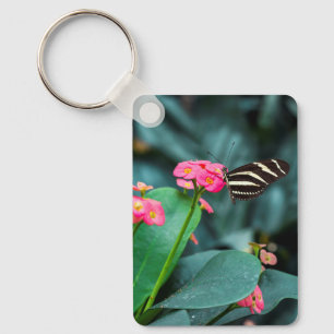 Porte-clés Beau papillon sur une fleur rose