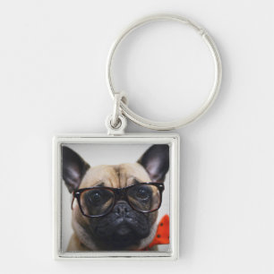 Porte-clés Bouledogue français avec les verres et la cravate