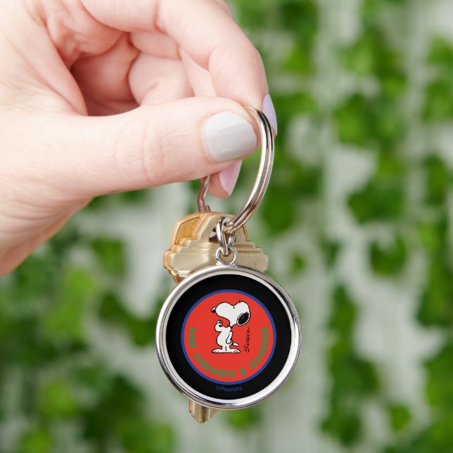 Porte-clés cacahuètes | Snoopy Raw Force & Courage Badge (main)