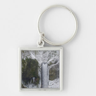 Porte-clés Cascade trouble entourée par une forêt de Milou