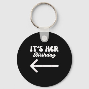 Porte-clés C'est son anniversaire (flèche pointant) Humour di
