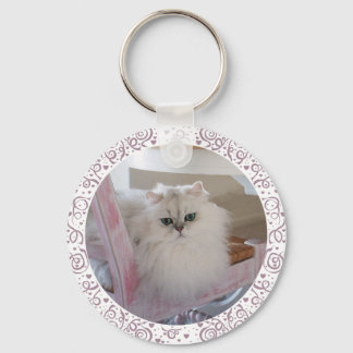Porte-clés Chat Persan blanc sur une chaise rose