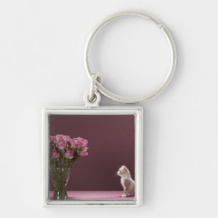 Porte-clés Chaton regardant le vase de roses
