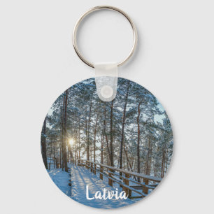 Porte-clés Chemin en bois sur la forêt d'hiver enneigée