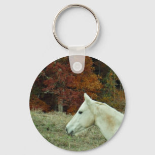 Porte-clés Cheval à la crème blanche dans un champ d'automne