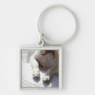 Porte-clés Chien mettant ses mains sur un ordinateur portable