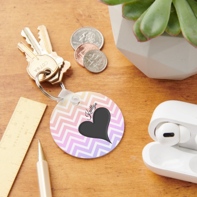 Porte-clés Coeur noir sur Ombre Chevron Stripe avec nom (Bureau)