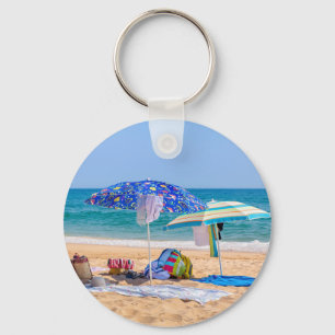 Porte-clés Deux parasols et approvisionnements de plage à