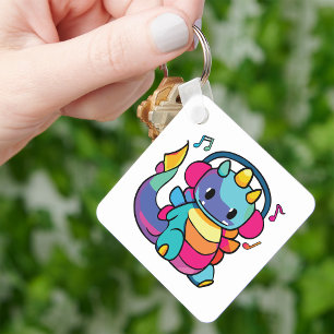 Porte-clés Dragon heureux avec des écouteurs écoutant de la m