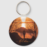 Femme au coucher du soleil porte - clé