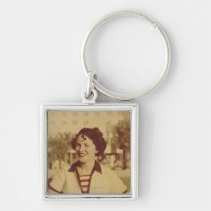 Porte-clés Femme s'asseyant dehors