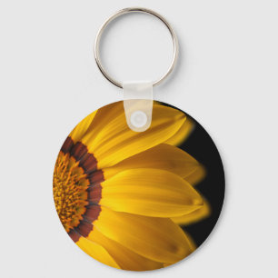 Porte-clés Fleur jaune sur arrière - plan noir