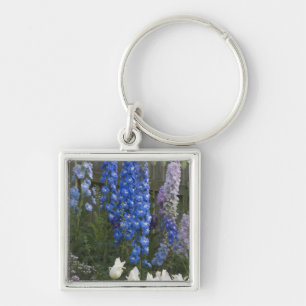 Porte-clés Fleurs printanières le long d'un chemin de jardin,