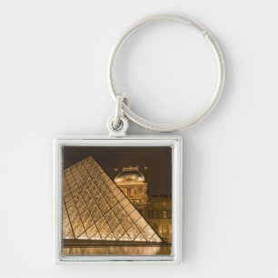 Porte-clés France, Paris. Le Louvre au crépuscule. Crédit 2