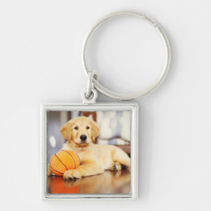 Porte-clés Golden Retriever avec un jouet de basket
