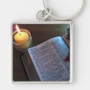 Porte-clés Grande Bible et bougie (2,00") Clé Carré Premium