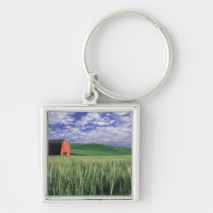 Porte-clés Grange rouge dans un champ de blé et d'orge à Whit