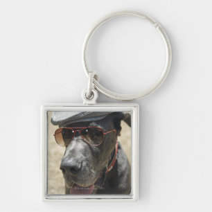 Porte-clés Great dane utilisant le casquette et les lunettes