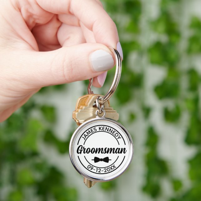 Porte-clés Groomsman personnalisé avec nom et date Mariage (main)