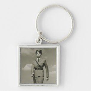 Porte-clés Jeune femme dans la marche militaire sur le dessus