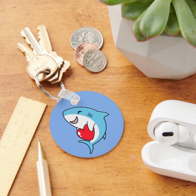 Porte-clés Joli requin bleu tenant un coeur rouge (Bureau)