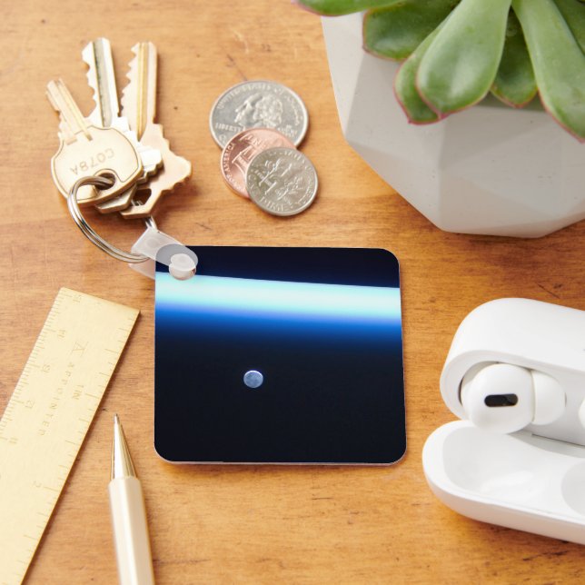 Porte-clés La fine ligne de l'atmosphère terrestre et une lun (Bureau)