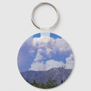 Porte-clés La vue sur les collines et les nuages de fumée_