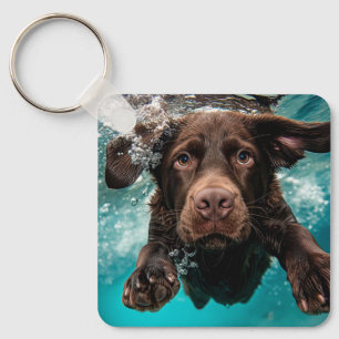 Porte-clés Labrador chocolat joueur nageant sous l'eau
