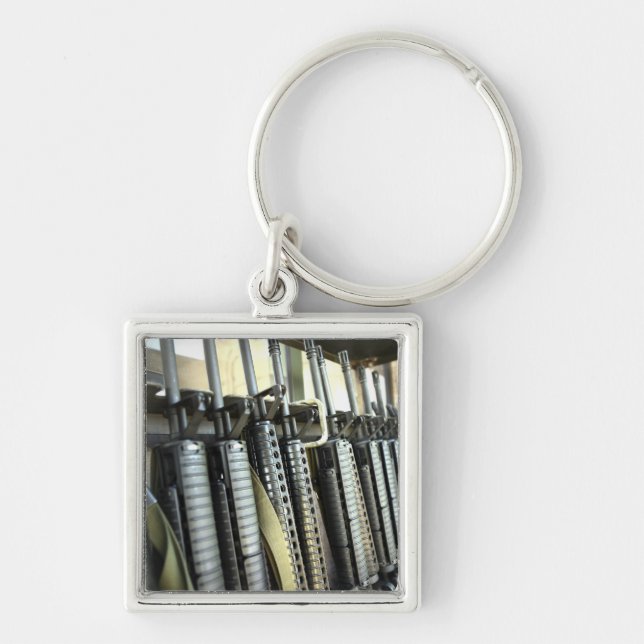 Porte-clés Les fusils d'assaut sont prêts sur le rack d'armes (Devant)