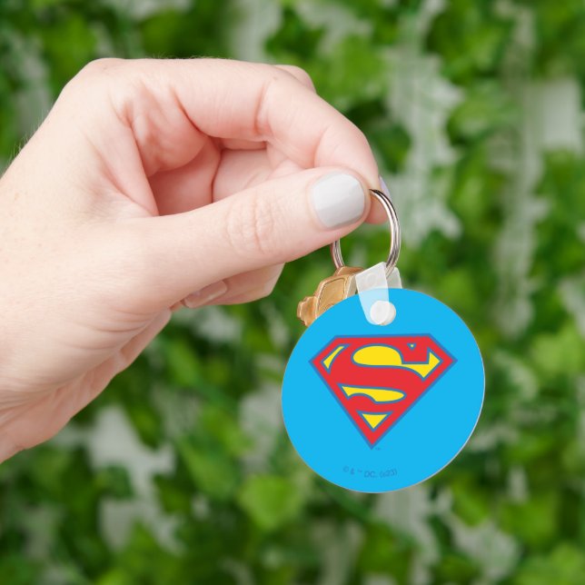 Porte-clés Logo classique Supergirl avec fond bleu (main)