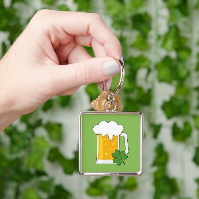 Porte-clés Mug de bière irlandaise avec Shamrock Clover (main)