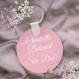 Porte-clés Nom personnalisé qu'elle croyait Script Rose