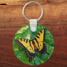 Papillon jaune 3D sur Raindrops feuille verte