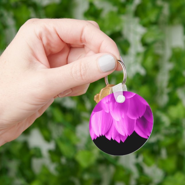 Porte-clés Pétales de fleurs roses chaudes sur noir (main)