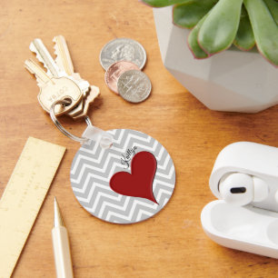 Porte-clés Red Heart on Grey Chevron Stripe avec nom