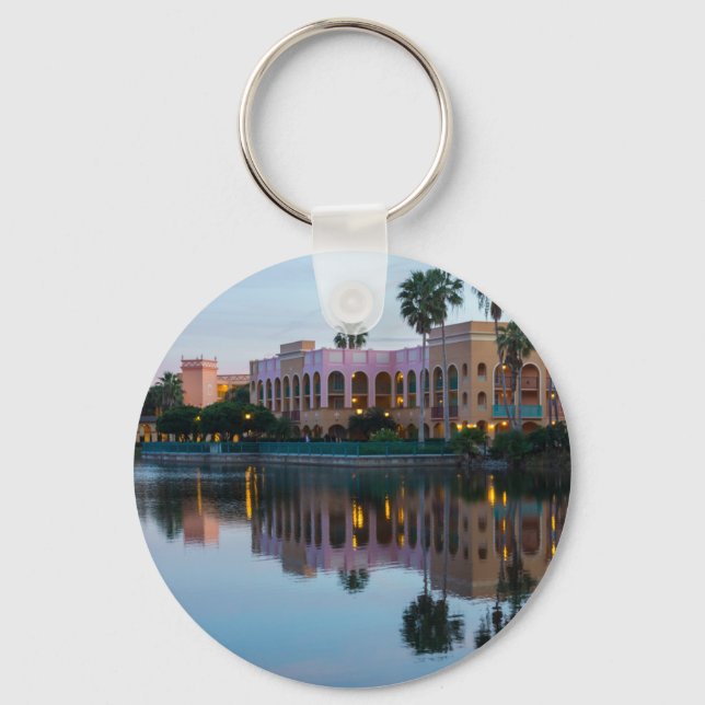 Porte-clés Reflets du complexe hôtelier en soirée (Recto)