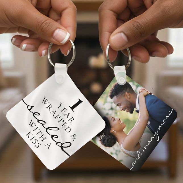 Porte-clés Sealed with a Kiss White 1st Birthday Anniversary (Sealed with a Kiss White 1st Birthday Anniversary Keychain
)