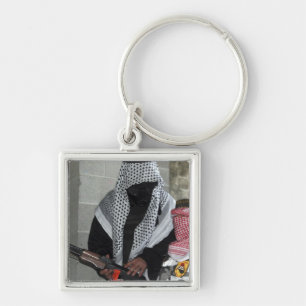 Porte-clés Un agresseur ennemi de rôle-playing arme un