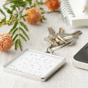 Porte-clés un arrière - plan blanc avec beaucoup de petits po