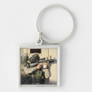 Porte-clés Un chef d'infanterie vise son arme