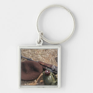 Porte-clés Un fusil, une couverture militaire et une cantine