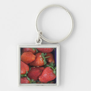 Porte-clés un maniveau de fraises fraîches mûres à vendre