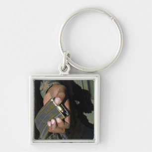 Porte-clés Un Marine charge des balles blanches