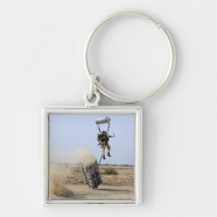 Porte-clés Un pararescueman se laisse tomber dans la zone